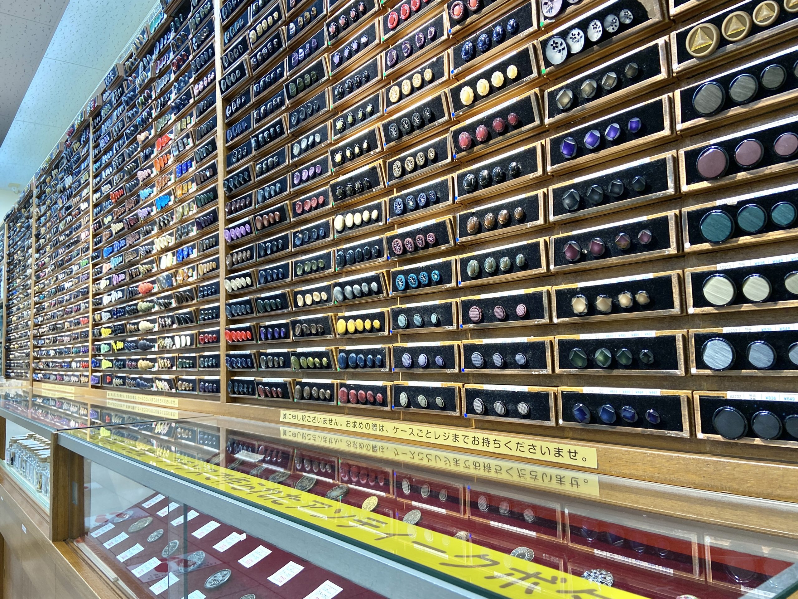 眺めるだけでも楽しい♪大塚屋「ボタン」コーナー。